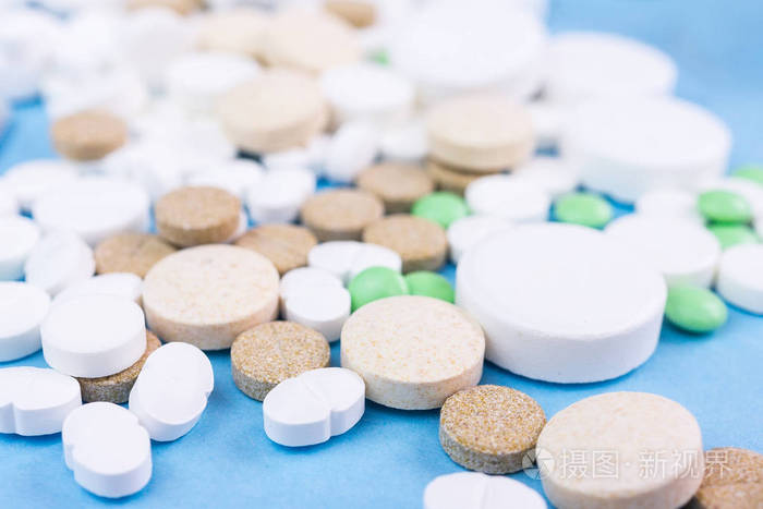 藍色背景下的醫藥劑型藝術 藥丸、片劑、膠囊與栓劑的商業影像呈現