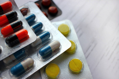 五顏六色的藥片 從膠囊到栓劑的多彩藥房世界